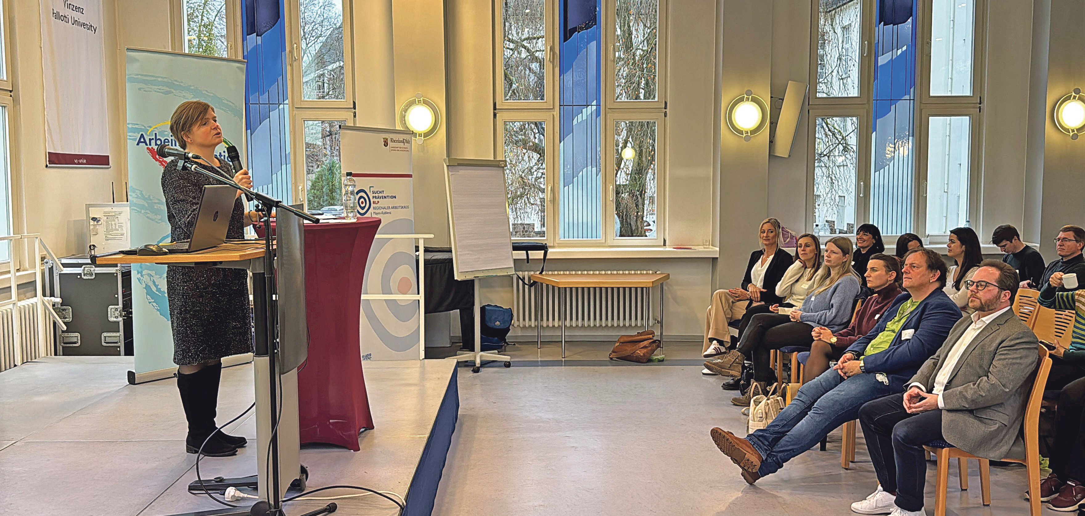 Der Erste Kreisbeigeordnete Pascal Badziong (rechts im Bild) begrüßte die Teilnehmenden im Forum Vinzenz Pallotti in Vallendar. 