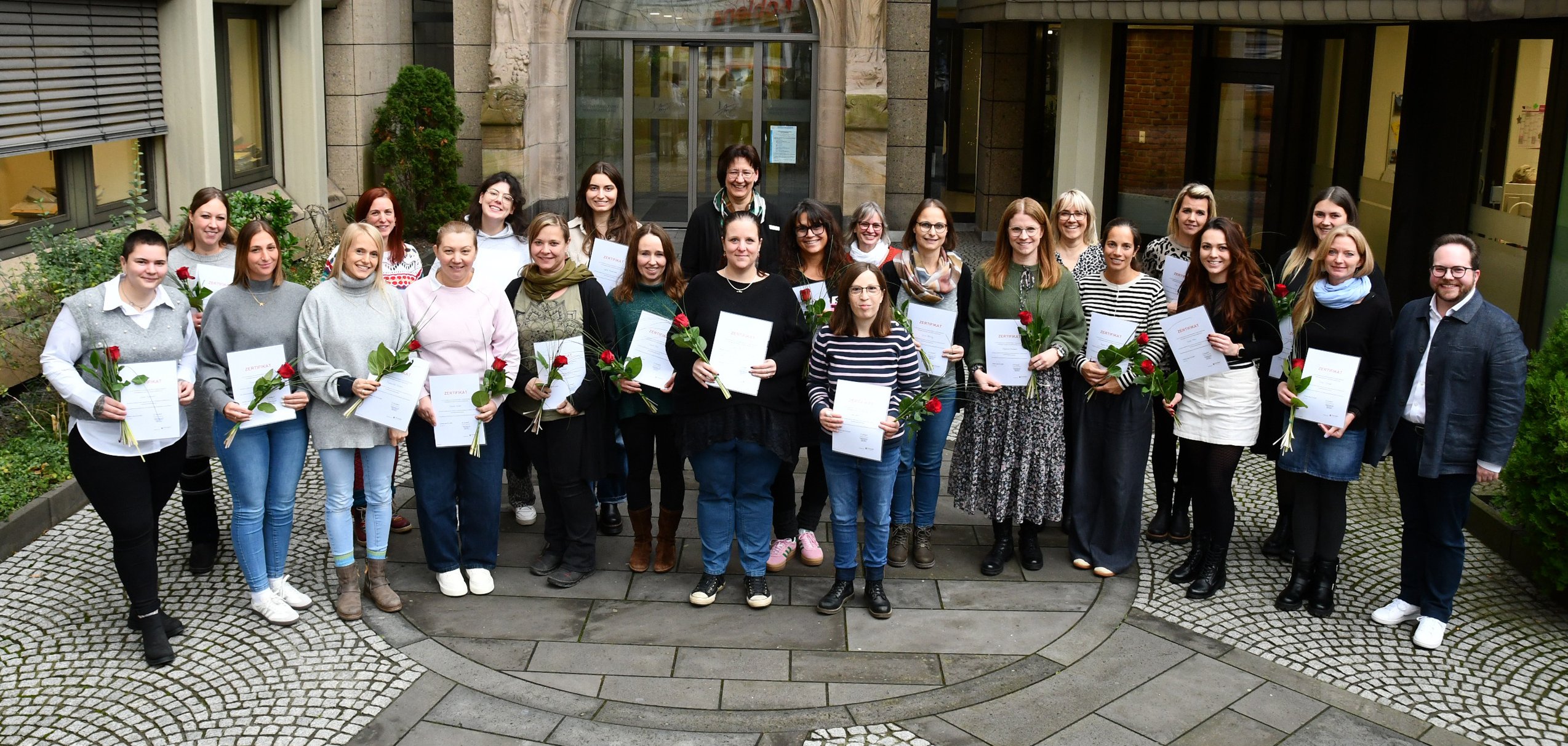 Der Erste Kreisbeigeordnete Pascal Badziong (rechts) zeichnete 21 pädagogische Fachkräfte mit dem Zertifikat „Qualifizierung zur Sprachförderkraft“ aus. 