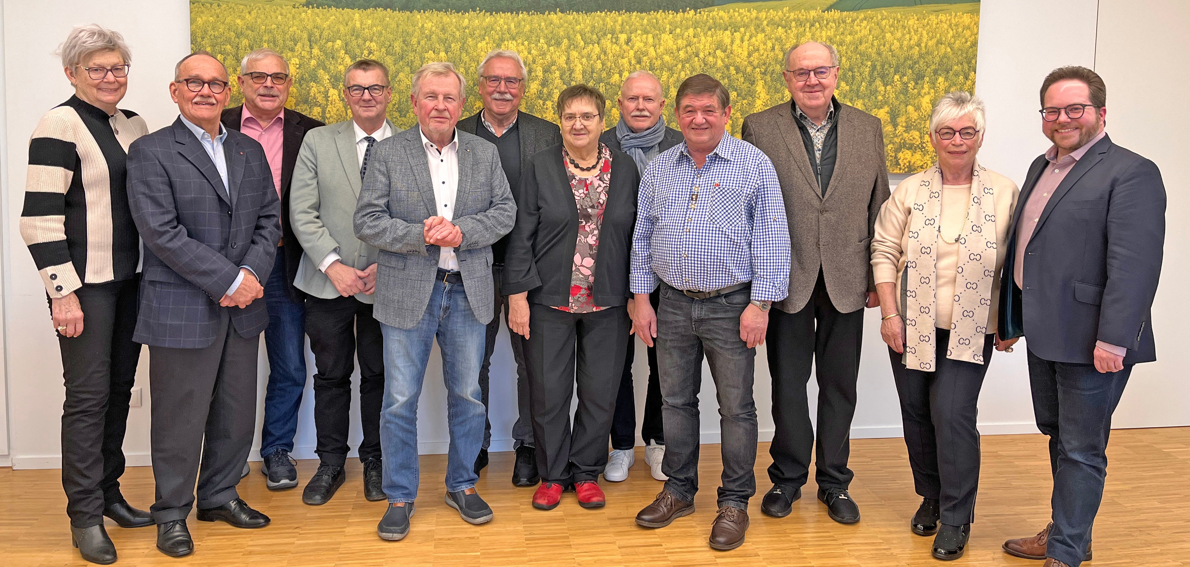 Die Mitglieder des neuen Kreisseniorenbeirates gemeinsam mit Landrat Dr. Alexander Saftig (4.v.l.) und dem Ersten Kreisbeigeordneten Pascal Badziong (rechts). 