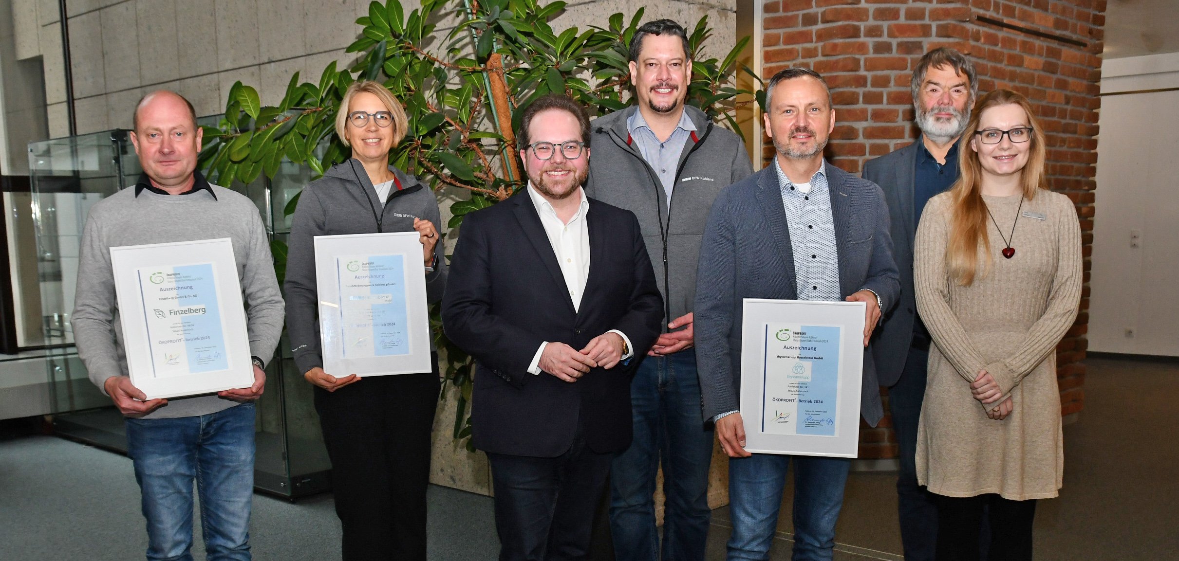 Der Erste Kreisbeigeordnete Pascal Badziong zeichnete das Berufsförderungswerk Koblenz aus Vallendar, die Firma Finzelberg aus Andernach und die Thyssenkrupp Rasselstein GmbH für ihre erfolgreiche Teilnahme an der Ökoprofit-Klub-Runde aus. Ökoprofit ist ein Kooperationsprojekt der Landkreise Mayen-Koblenz und Mainz-Bingen sowie der Stadt Koblenz. 