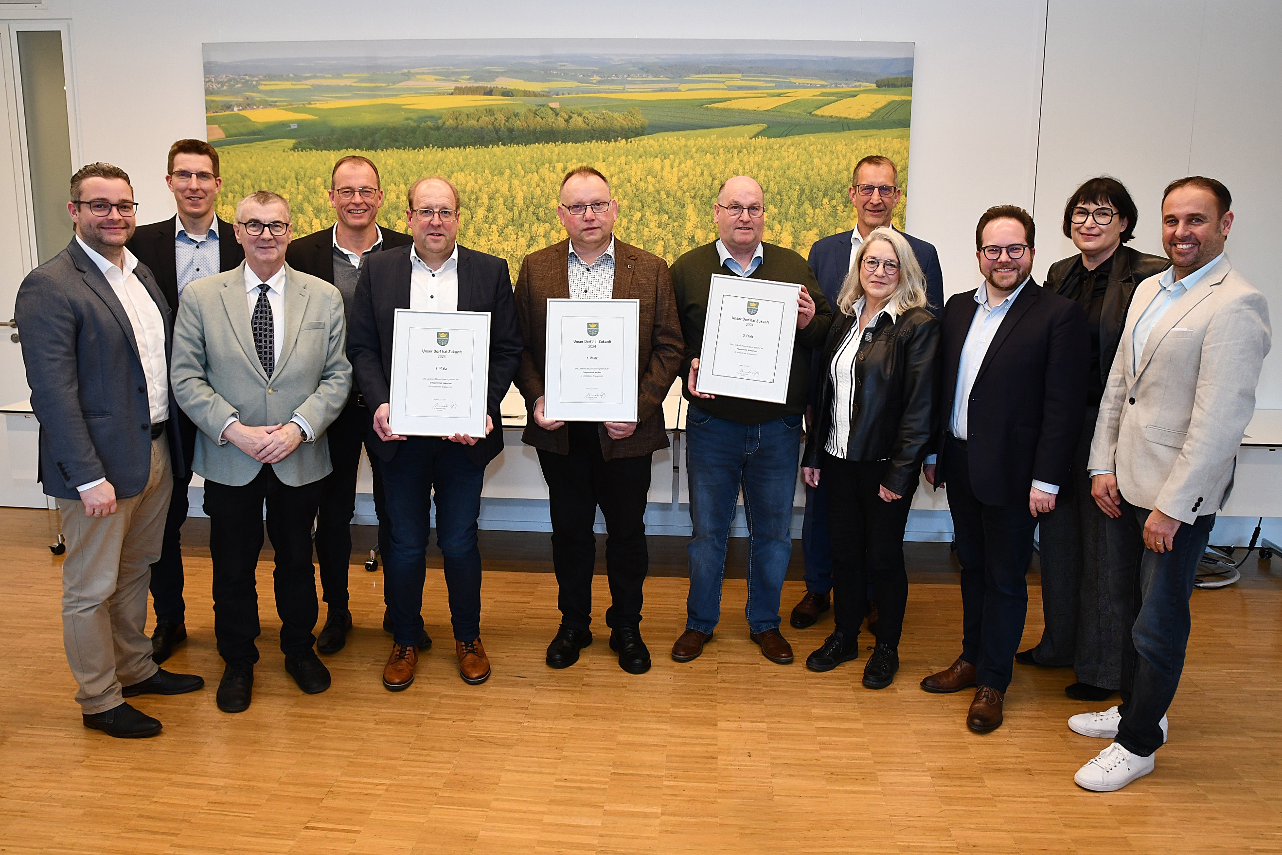 Landrat Dr. Alexander Saftig gemeinsam mit den Vertretern der Siegergemeinden sowie mit dem Ersten Kreisbeigeordneten Pascal Badziong, dem Kreisbeigeordneten Jens Firmenich und Vertretern der kommunalen Familie. 