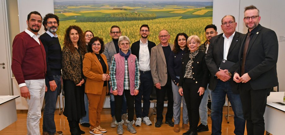 Landrat Marko Boos (rechts) gemeinsam mit den Mitgliedern des Beirats für Migration und Integration. Zum neuen Vorsitzenden wurde Mohamad Al Emam (7.v.r.) aus Mayen gewählt. Seine Stellvertreter sind Michael Krämer (6.v.l.l) aus Mendig und Raduan Fatine (links) aus Mayen. Landrat Marko Boos (rechts) gemeinsam mit den Mitgliedern des Beirats für Migration und Integration. Zum neuen Vorsitzenden wurde Mohamad Al Emam (7.v.r.) aus Mayen gewählt. Seine Stellvertreter sind Michael Krämer (6.v.l.l) aus Mendig und Raduan Fatine (links) aus Mayen.