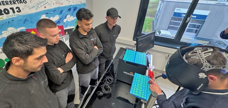 Gemeinsam mit DigiMit² und dem Unternehmen WeldPlus war die WFG zu Gast bei der Firma IRS Group in Polch. WeldPlus stellte hier den digitalen Schweißsimulator „Soldamatic“ vor.
Gemeinsam mit DigiMit² und dem Unternehmen WeldPlus war die WFG zu Gast bei der Firma IRS Group in Polch. WeldPlus stellte hier den digitalen Schweißsimulator „Soldamatic“ vor.