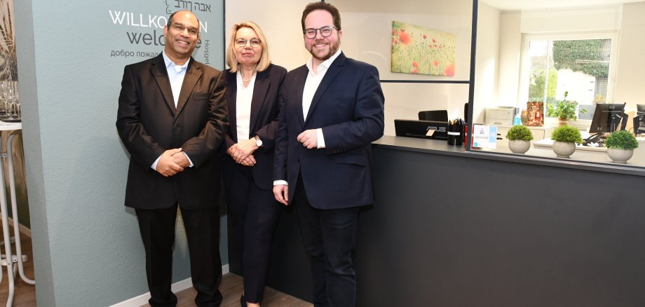 Der Erste Kreisbeigeordnete Pascal Badziong (rechts) verabschiedete die Leiterin des Gesundheitsamtes Gabriele Vogt und begrüßte ihren Nachfolger Dr. Raj Chakupurakal im Gesundheitsamt.