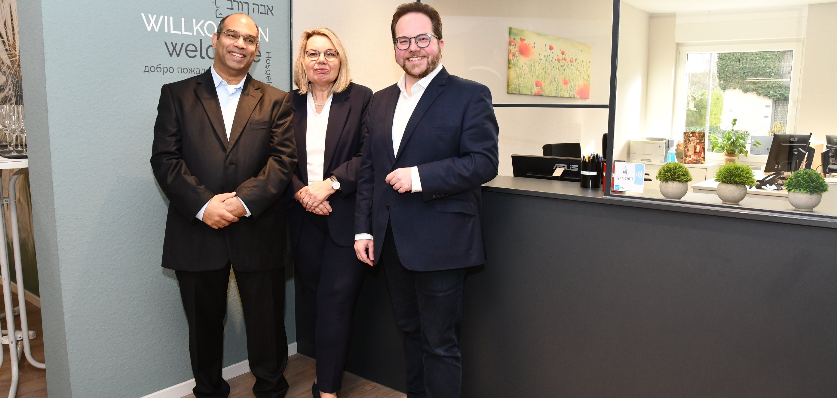 Der Erste Kreisbeigeordnete Pascal Badziong (rechts) verabschiedete die Leiterin des Gesundheitsamtes Gabriele Vogt und begrüßte ihren Nachfolger Dr. Raj Chakupurakal im Gesundheitsamt.