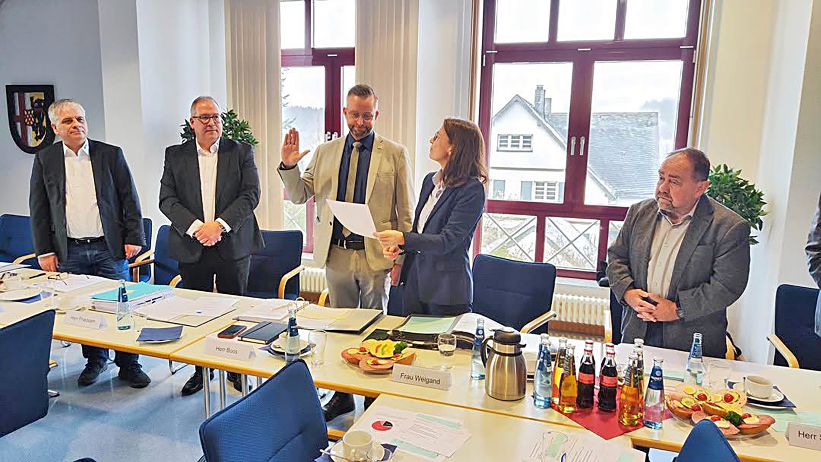 Landrat Marko Boos (Mitte) bei der Wahl zum Vorsteher des Wasserversorgungs-Zweckverbands Maifeld-Eifel. 