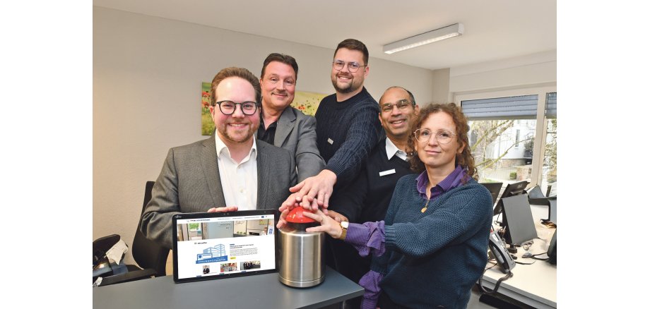 Der Erste Kreisbeigeordnete Pascal Badziong (links im Bild), hat gemeinsam mit dem Ärztlichen Leiter des Gesundheitsamtes Dr. Raj Chakupurakal (2.v.r.), dem Verwaltungsleiter Oliver Michels (2.v.l.) sowie den GA-Mitarbeitenden Johanna Braun und Marco Venetsanos, die sich unter anderem um die Umsetzung des Webauftritts gekümmert haben, den Startknopf für die neue Internetseite gedrückt.  