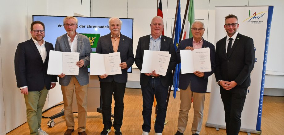 Landrat Marko Boos (rechts) und der Erste Kreisbeigeordnete Pascal Badziong (links) gemeinsam mit den Geehrten (von links) Gerhard Degen, Fritz-Peter Hanke, Bernhard Krayer und Hermann-Josef Baecker.
