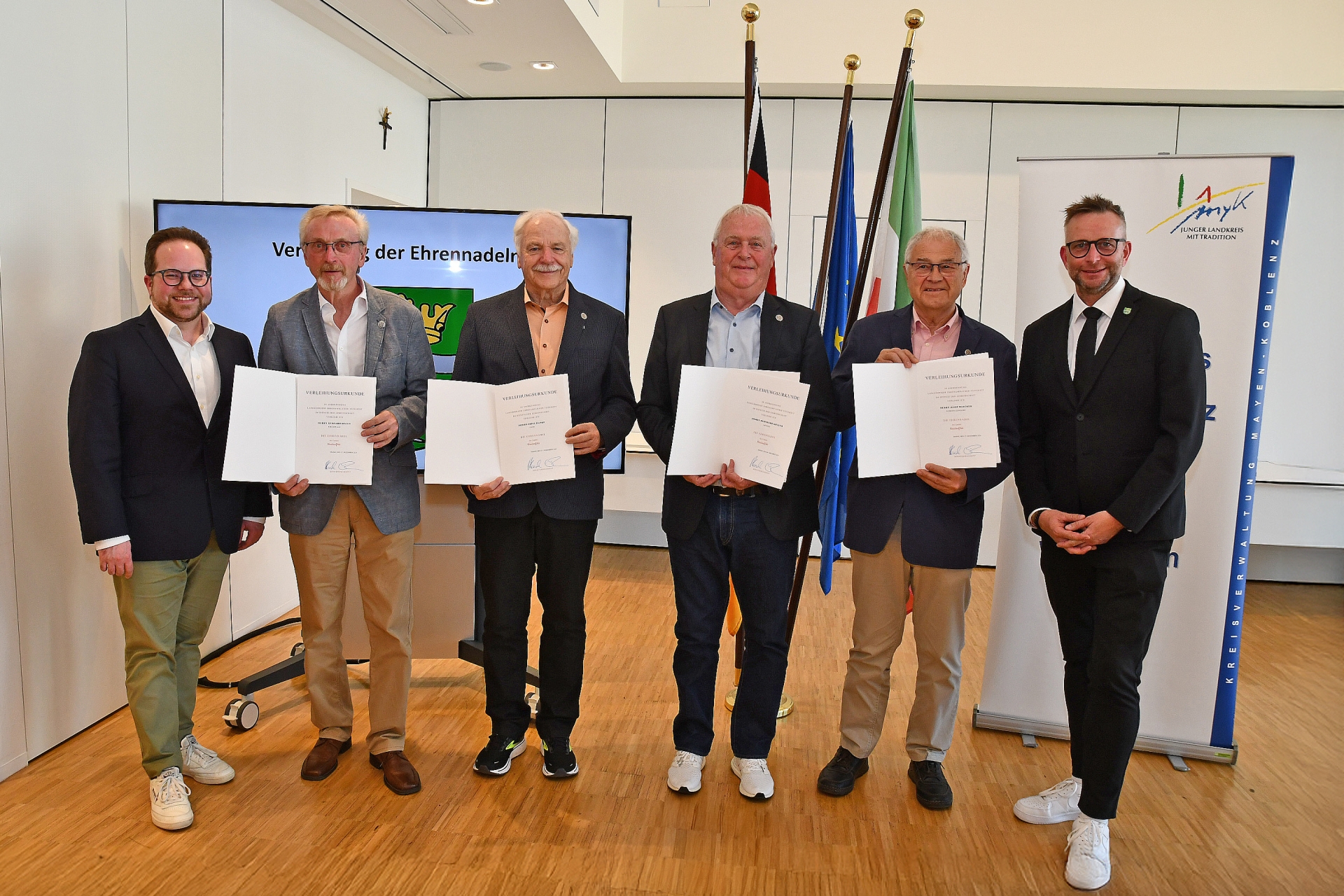 Landrat Marko Boos (rechts) und der Erste Kreisbeigeordnete Pascal Badziong (links) gemeinsam mit den Geehrten (von links) Gerhard Degen, Fritz-Peter Hanke, Bernhard Krayer und Hermann-Josef Baecker.