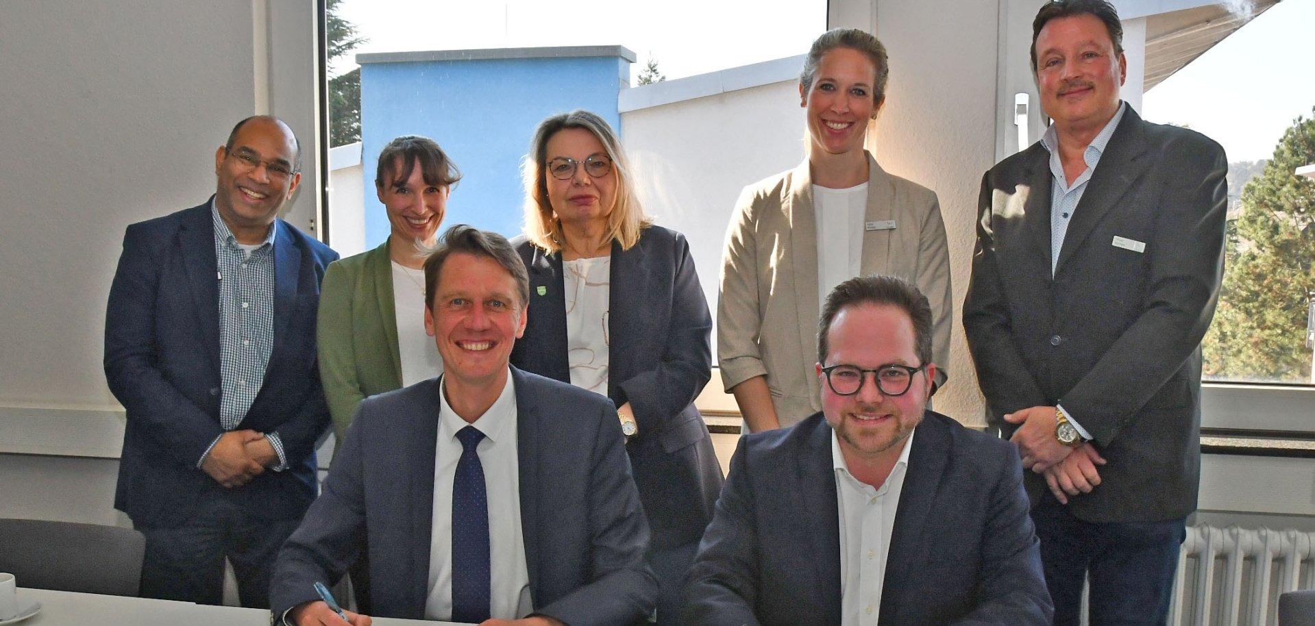 Der Erste Kreisbeigeordnete Pascal Badziong (vorne rechts) besiegelte den Beitritt zum Netzwerk mre-netz regio rhein-ahr gemeinsam mit Prof. Dr. Nico Mutters vom Universitätsklinikum Bonn (vorne links). 