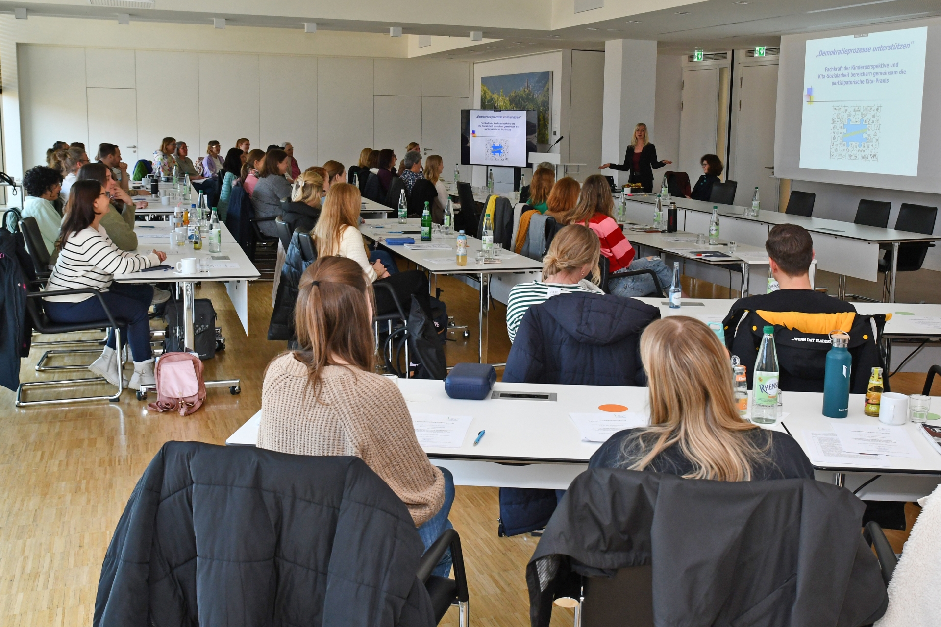 Die Teilnehmenden der Fachtagung „Demokratieprozesse unterstützen“ freuten sich über die gelungene Veranstaltung. 