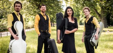 Das Feuerbach Quartett liefert auf Burg Namedy nicht nur eine Neudefinition der Kammermusik, sondern auch ein wahres Klang-Multiversum – hierbei wechseln sich dynamisch interpretierte Werke von Brahms, Britten und den Beatles ab. 