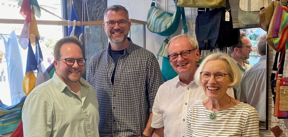 Der Erste Kreisbeigeordnete Pascal Badziong zu Besuch im Weltladen Mayen. 