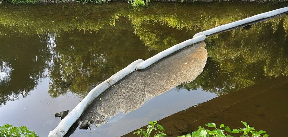 Ölsperre an der Nette