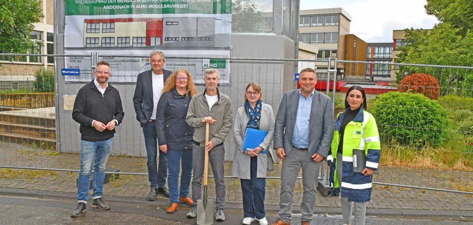 Landrat Marko Boos (links) gemeinsam mit Vertretern von Schulleitung, Fachabteilung der Kreisverwaltung und Baufirma an der Mensa-Baustelle. 