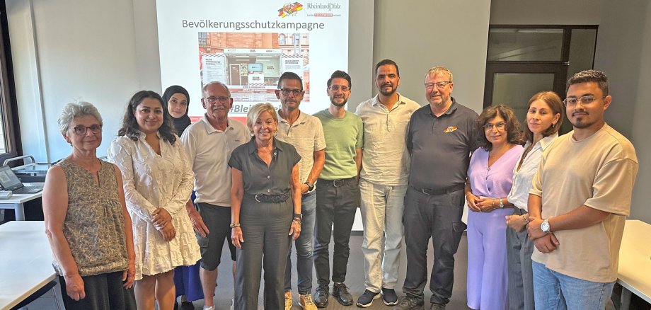 Die Mitglieder des Beirats für Migration und Integration rund um den Vorsitzenden Mohamad Al Emam (6.v.r.) gemeinsam mit Stephan Tusch (4.v.r.), Referent für Bevölkerungsschutz beim Landesfeuerwehrverband e.V., in der Kreisverwaltung Mayen-Koblenz. 