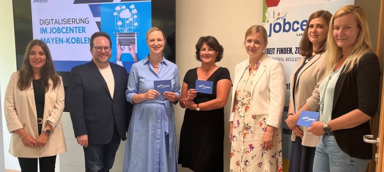 Im Rahmen ihrer Sommerreise besuchte Ministerin Dörte Schall (3.v.l.) nicht nur die Kreisverwaltung Mayen-Koblenz, sondern auch das Jobcenter Mayen-Koblenz. Hier wurde sie vom Ersten Kreisbeigeordneten Pascal Badziong (2.v.l.) sowie von der Geschäftsführerin des Jobcenters Mayen-Koblenz Sandra Schumacher begrüßt. 