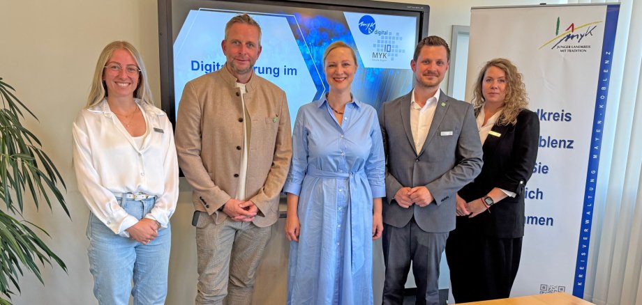 Das erfolgreiche Zusammenspiel von Digitalisierung und Transformation in der Kreisverwaltung MYK freut nicht nur die Ministerin für Arbeit, Soziales, Transformation und Digitalisierung, Dörte, Schall (Mitte), sondern auch Landrat Marko Boos (2.v.l.) und den CDO Tobias Querbach (2.v.r.) sowie weitere Vertreterinnen der Kreisverwaltung. 
