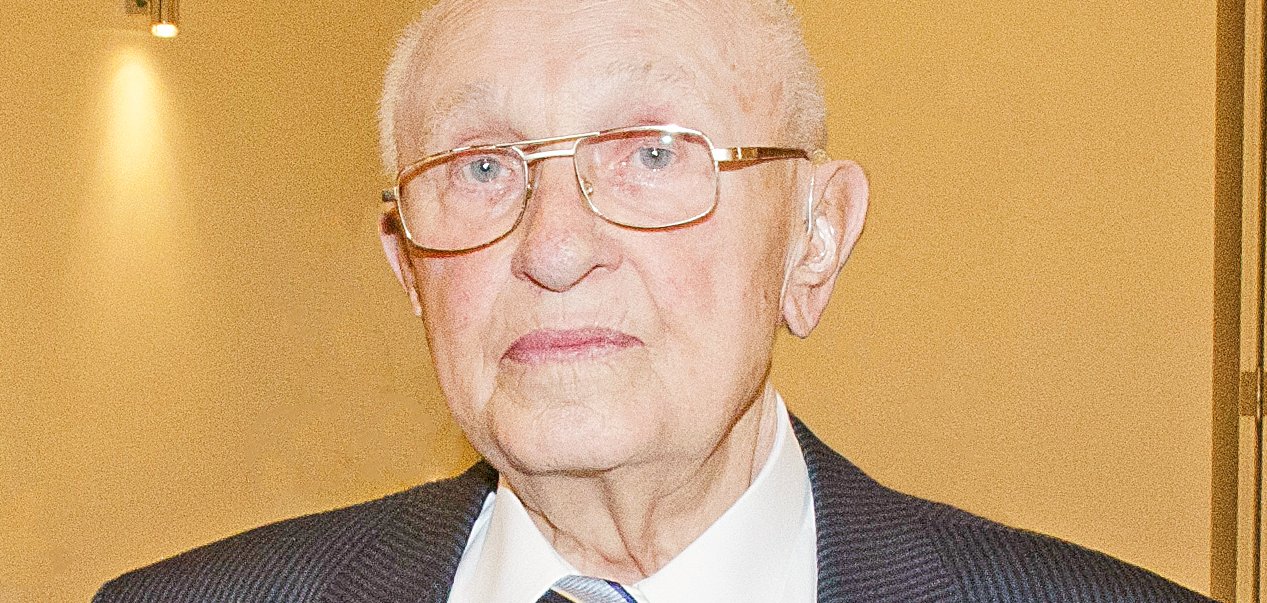 Dr. Georg Klinkhammer – hier bei der Weinlese 1986, bei seinem 90. Geburtstag 2015 sowie bei der Einweihung des Riedener Waldsees und auf dem Nürburgring 1982 – war der erste Landrat des neu gebildeten Landkreises Mayen‑Koblenz. Vom 7. November 1970 bis 1989 prägte er die Region maßgeblich. 