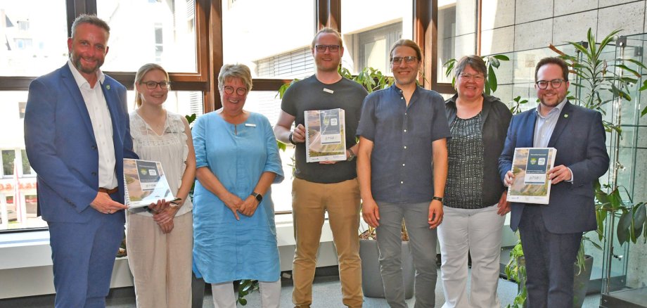 Landrat Marko Boos (links) und der Erste Kreisbeigeordnete Pascal Badziong (rechts) präsentieren das umfassende „Integrierte Vorreiterkonzept“ gemeinsam mit Vertretern des Klimaschutzmanagements der Kreisverwaltung Mayen-Koblenz sowie die Transferstelle Bingen (TSB) und dem Planungsbüro Sweco GmbH aus Koblenz. 
