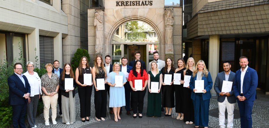 Freuen sich gemeinsam mit den Absolventen 2025, die alle im Beamtenverhältnis auf Probe übernommen wurden: Landrat Marko Boos (rechts), der Erste Kreisbeigeordnete Pascal Badziong (von links), Büroleiterin Petra Kretzschmann, Personalratsvorsitzende Heike Breitbach sowie Ausbildungsbeauftragter Peter Klöckner. 