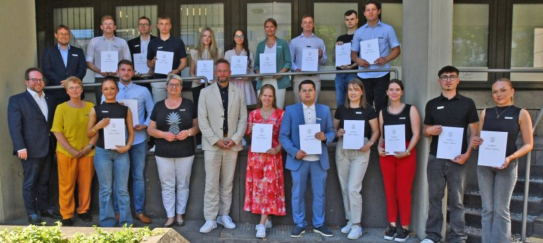 Landrat Marko Boos (vorne 6. v.l.), der Erste Kreisbeigeordnete Pascal Badziong (vorne links), Büroleiterin Petra Kretzschmann (vorne 5. v.l.), Personalratsvorsitzende Heike Breitbach (vorne 2. v.l.) sowie Ausbildungsbeauftragter Peter Klöckner (hinten links) begrüßte 17 neue Nachwuchskräfte bei der Kreisverwaltung. 
