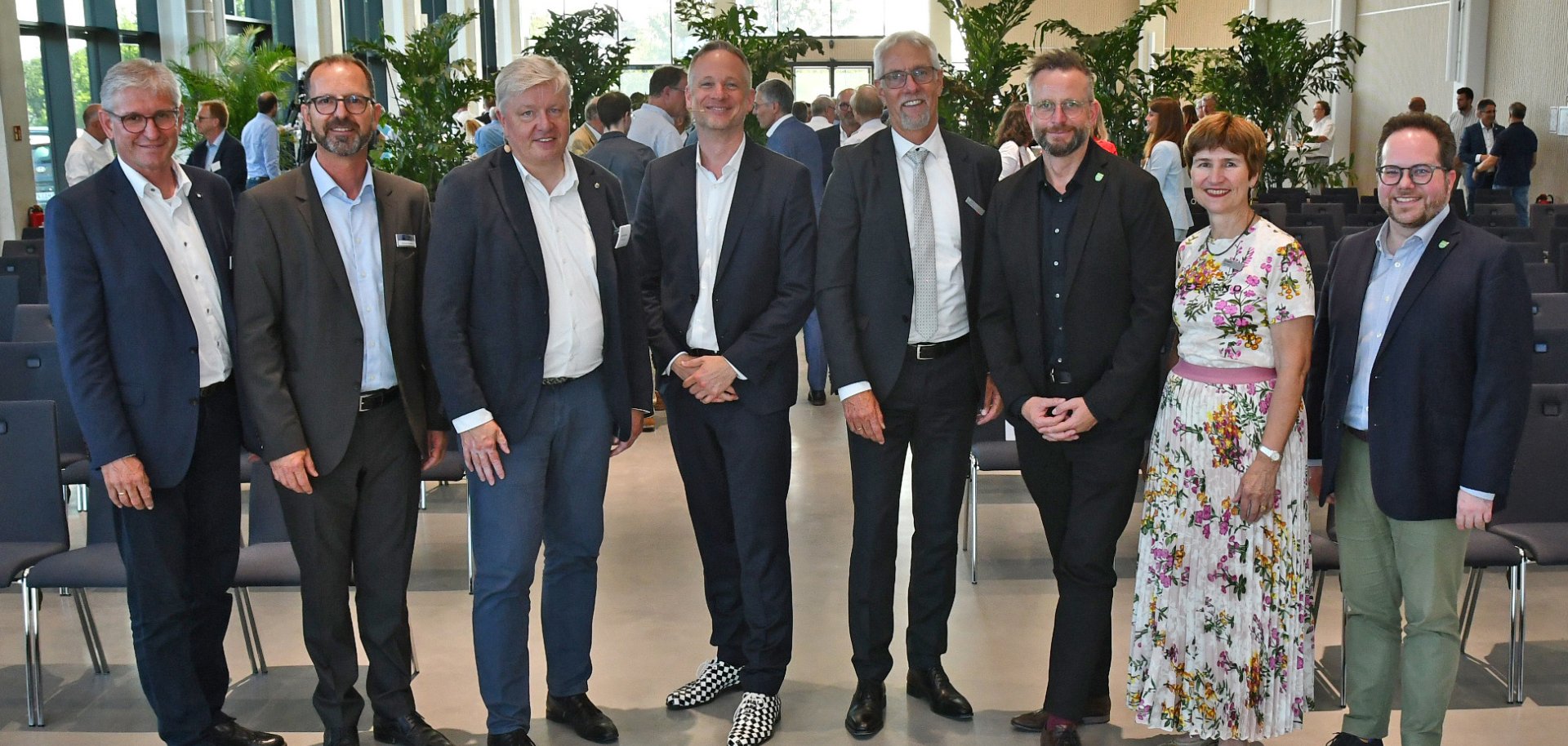 Gemeinsam mit Simon Pierro (4.v.l.) und Vertretern der Gastgeber WFG, Rhein-Zeitung und IHK freute sich der Landrat Marko Boos (3.v.r.) über den erfolgreichen Unternehmertag.