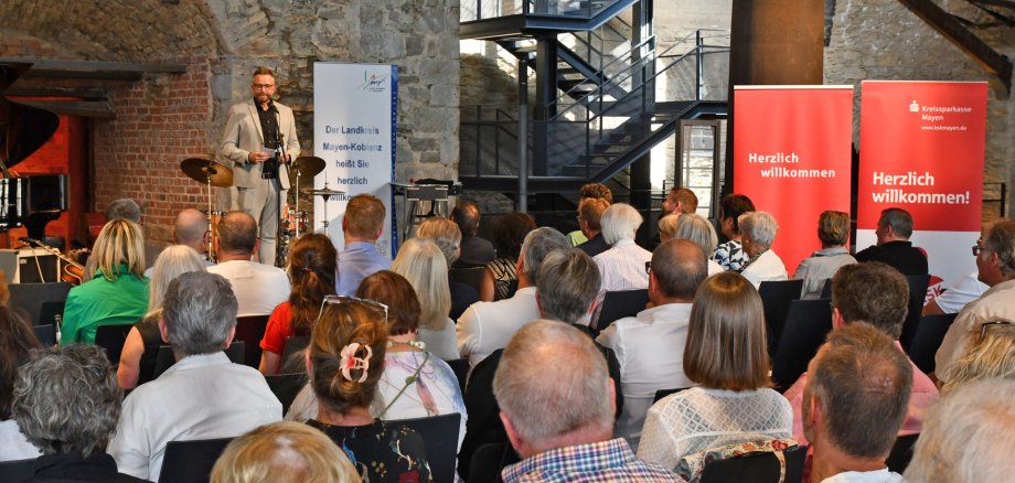 Sommerclassics: Chris Hopkins
begeistert gemeinsam mit The Young Lions in Sayner Hütte
Sommerclassics: Chris Hopkins begeistert gemeinsam mit The Young Lions in Sayner Hütte