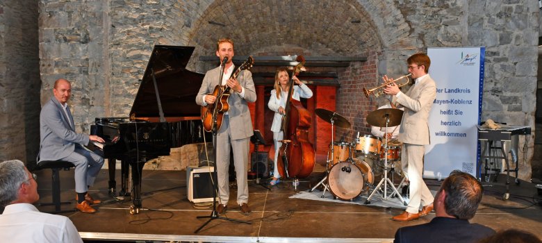 Sommerclassics: Chris Hopkins
begeistert gemeinsam mit The Young Lions in Sayner Hütte
Sommerclassics: Chris Hopkins begeistert gemeinsam mit The Young Lions in Sayner Hütte