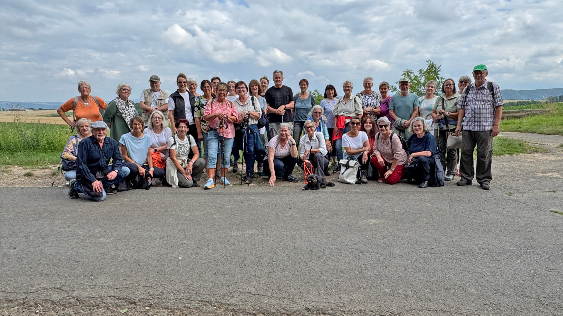 40 Bewegungsbegleiter aus dem Landkreis Mayen-Koblenz nutzten einen gemeinsamen Spaziergang über die weiten Felder des Maifelds, um sich über ihre Bewegungsangebote für Senioren im Kreis MYK auszutauschen. 