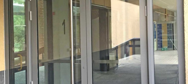 Im Rahmen des Landes-Förderprogramms KIPKI investiert der Landkreis Mayen-Koblenz umfassend in die energetische Sanierung seiner Schulen. Auf den Bildern zu sehen: Die neuen Fenster und Eingangstüren am Megina-Gymnasium Mayen sowie die neue, energieeffiziente LED-Hallenbeleuchtung in der Kreissporthalle in Mendig. Beide Maßnahmen tragen zur CO2-Reduktion und zur Senkung des Energieverbrauchs bei.