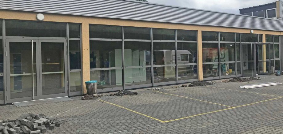 Im Rahmen des Landes-Förderprogramms KIPKI investiert der Landkreis Mayen-Koblenz umfassend in die energetische Sanierung seiner Schulen. Auf den Bildern zu sehen: Die neuen Fenster und Eingangstüren am Megina-Gymnasium Mayen sowie die neue, energieeffiziente LED-Hallenbeleuchtung in der Kreissporthalle in Mendig. Beide Maßnahmen tragen zur CO2-Reduktion und zur Senkung des Energieverbrauchs bei.