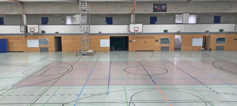 Im Rahmen des Landes-Förderprogramms KIPKI investiert der Landkreis Mayen-Koblenz umfassend in die energetische Sanierung seiner Schulen. Auf den Bildern zu sehen: Die neuen Fenster und Eingangstüren am Megina-Gymnasium Mayen sowie die neue, energieeffiziente LED-Hallenbeleuchtung in der Kreissporthalle in Mendig. Beide Maßnahmen tragen zur CO2-Reduktion und zur Senkung des Energieverbrauchs bei. Im Rahmen des Landes-Förderprogramms KIPKI investiert der Landkreis Mayen-Koblenz umfassend in die energetische Sanierung seiner Schulen. Auf den Bildern zu sehen: Die neuen Fenster und Eingangstüren am Megina-Gymnasium Mayen sowie die neue, energieeffiziente LED-Hallenbeleuchtung in der Kreissporthalle in Mendig. Beide Maßnahmen tragen zur CO2-Reduktion und zur Senkung des Energieverbrauchs bei.