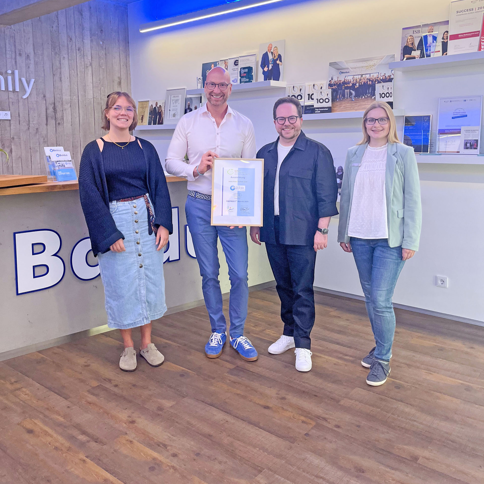 In Bendorf überreichte der Erste Kreisbeigeordnete Pascal Badziong (2.v.r.) die ÖKOPROFIT-Urkunde an die Baldus Medizintechnik GmbH. 