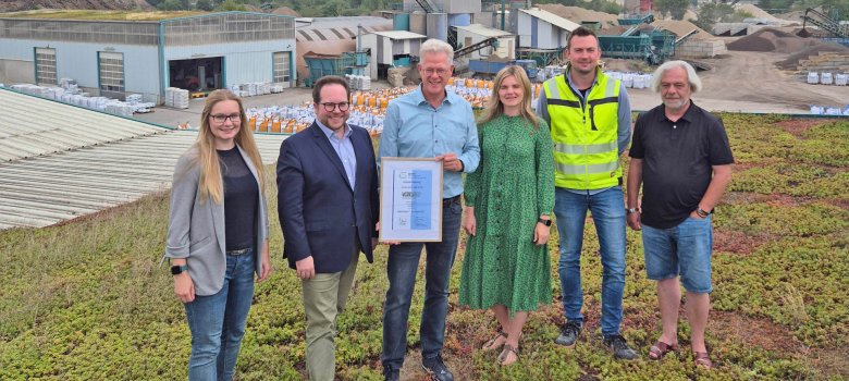 Der Erste Kreisbeigeordnete Pascal Badziong (2.v.l.) zeichnete die VulkaTec Riebensahm GmbH für ihre erfolgreiche Teilnahme an Ökoprofit aus. Der Erste Kreisbeigeordnete Pascal Badziong (2.v.l.) zeichnete die VulkaTec Riebensahm GmbH für ihre erfolgreiche Teilnahme an Ökoprofit aus.