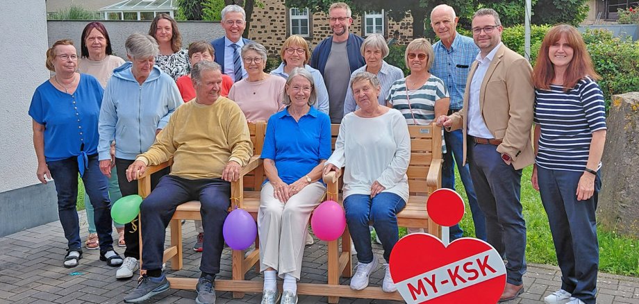 Landrat Marko Boos (hinten rechts), Projektleiterin „Bewegung in die Dörfer“ Lea Bales (Mitte rechts) und der Vorstandsvorsitzende der Kreissparkasse Mayen, Karl-Josef Esch (hinten 2.v.l.) haben jüngst die Seniorenbank gemeinsam mit der Mayener Beigeordneten Natascha Lentes (Mitte links), der stellvertretenden Vorsitzenden des Mayener Seniorenbeirats Marika Kohlhaas (vorne rechts), Ann-Cathrin Zinken (hinten 3.v.r.) und Susanne Breitbach (Mitte 2.v.r.) von der Caritas Mayen sowie den Teilnehmern der Mayener Bewegungsgruppe und deren Bewegungsbegleiter an die Stadt Mayen übergeben.