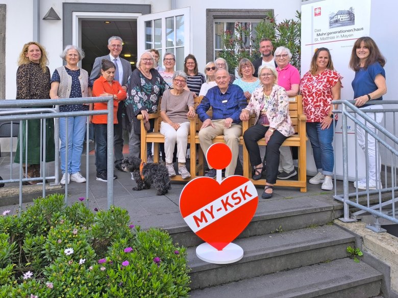 Neben Mayen durfte sich auch die Ortsgemeinde Kerben über eine Seniorenbank freuen: Landrat Marko Boos (hinten 2.v.r.), Projektleiterin „Bewegung in die Dörfer“ Lea Bales (Mitte rechts) und der Vorstandsvorsitzende der Kreissparkasse Mayen, Karl-Josef Esch (hinten, 3.v.l.) gemeinsam mit MdL Torsten Welling (Mitte 2.v.r.), der Kerbener Ortsbürgermeisterin Carina Marhöfer (hinten 2.v.l.) sowie den Teilnehmern der Bewegungsgruppe und deren Bewegungsbegleiter.