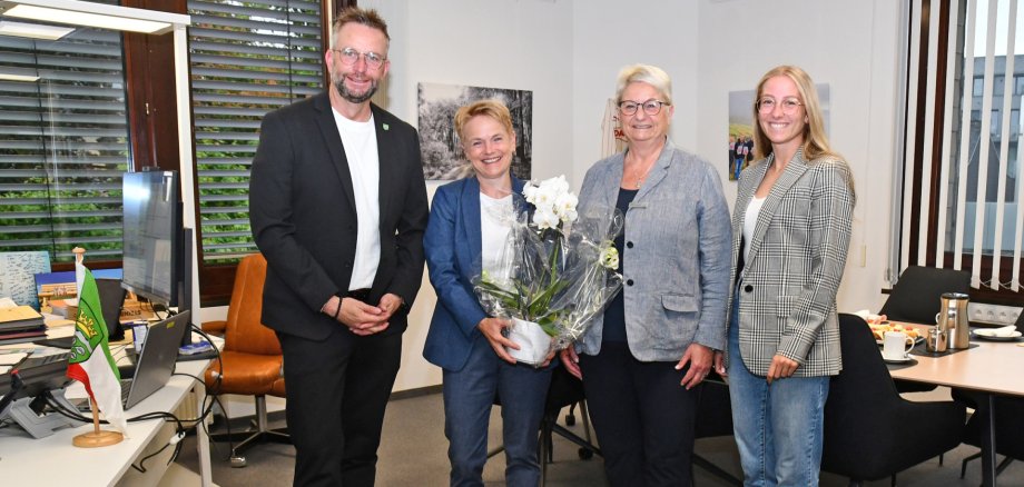 Zu ihrem Amtsantritt wurde Susanne Bart-scher von Landrat Marko Boos, Büroleiterin Petra Kretzschmann sowie Verena van Beek vom „Büro Landrat“, im Kreishaus begrüßt. Zu ihrem Amtsantritt wurde Susanne Bart-scher von Landrat Marko Boos, Büroleiterin Petra Kretzschmann sowie Verena van Beek vom „Büro Landrat“, im Kreishaus begrüßt.