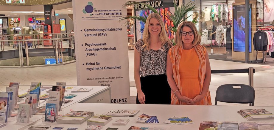 In Anwesenheit von Meike Koch (links), Teilhabe- und Psychiatriekoordinatorin für Mayen-Koblenz und Koblenz, sowie Gabriele Bößler-Nick (rechts) vom Sozialpsychiatrischen Dienst MYK wurde die Wanderausstellung Wege aus der Depression jüngst feierlich im Löhr-Center Koblenz eröffnet. 