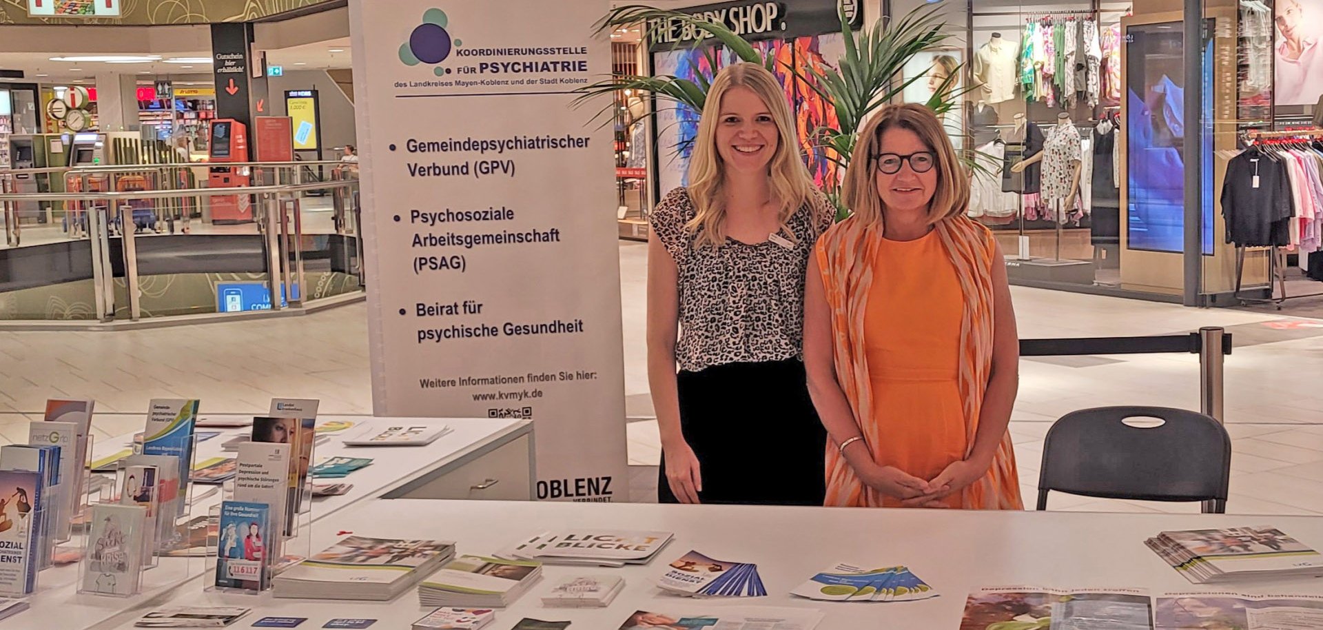 In Anwesenheit von Meike Koch (links), Teilhabe- und Psychiatriekoordinatorin für Mayen-Koblenz und Koblenz, sowie Gabriele Bößler-Nick (rechts) vom Sozialpsychiatrischen Dienst MYK wurde die Wanderausstellung Wege aus der Depression jüngst feierlich im Löhr-Center Koblenz eröffnet. 