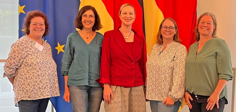 Beim Festakt in der Staatskanzlei (von links): Stefanie Föhr, Gemeindeschwesterplus Verbandsgemeinde Rhein-Mosel, Andrea Kaufmann, Gemeindeschwesterplus Verbandsgemeinde Maifeld, Dörte Schall, Ministerin für Arbeit, Soziales, Transformation und Digitalisierung, Anne Schnütgen, Pflegestrukturplanerin im Landkreis Mayen-Koblenz, Larissa Rieken, Gemeindeschwesterplus Verbandsgemeinde Weißenthurm, Vallendar und Stadt Bendorf.
Beim Festakt in der Staatskanzlei (von links): Stefanie Föhr, Gemeindeschwesterplus Verbandsgemeinde Rhein-Mosel, Andrea Kaufmann, Gemeindeschwesterplus Verbandsgemeinde Maifeld, Dörte Schall, Ministerin für Arbeit, Soziales, Transformation und Digitalisierung, Anne Schnütgen, Pflegestrukturplanerin im Landkreis Mayen-Koblenz, Larissa Rieken, Gemeindeschwesterplus Verbandsgemeinde Weißenthurm, Vallendar und Stadt Bendorf.