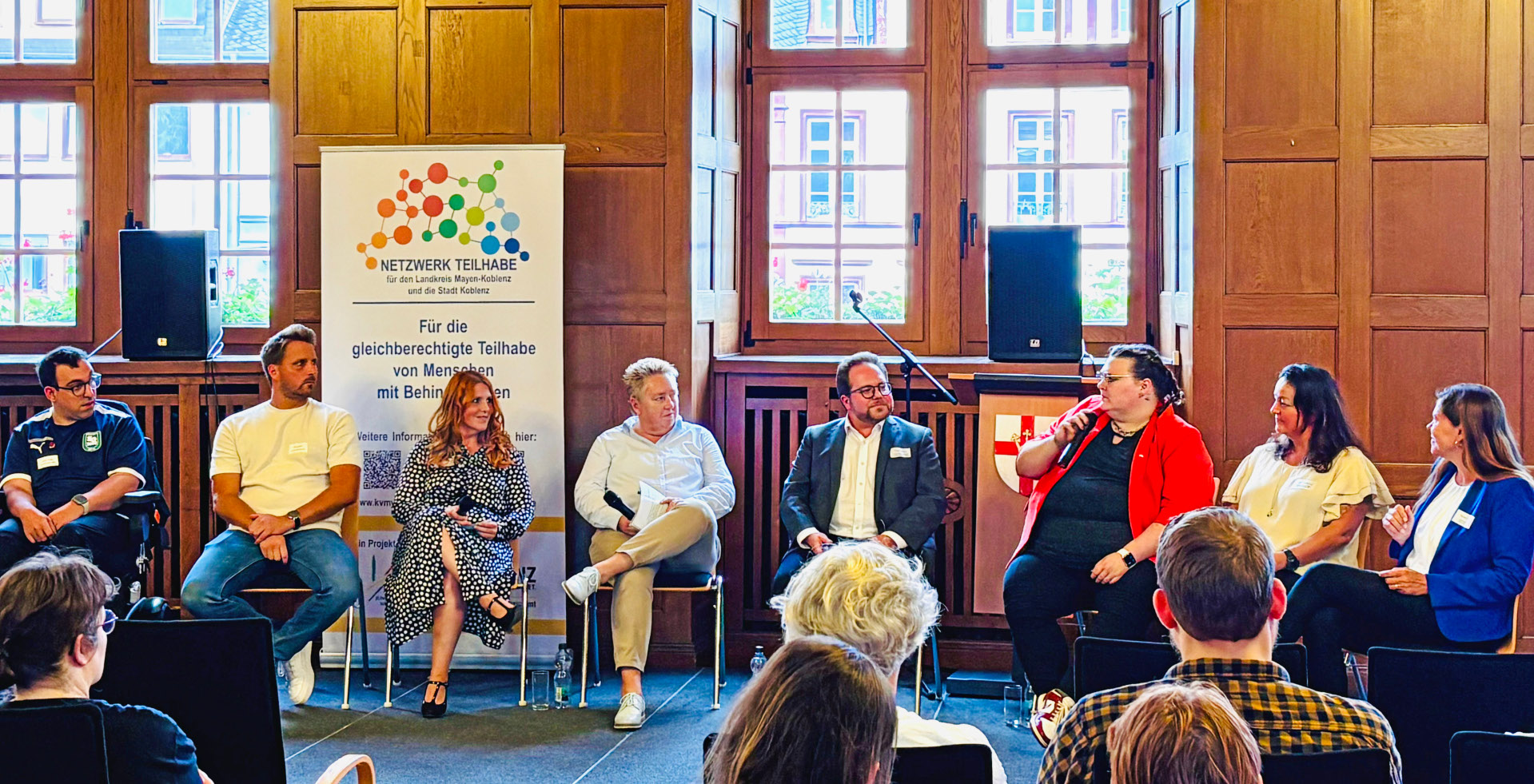 Die Teilnehmenden des Dialoggespräches, v.l.n.r.: Stefan Zeidan, Michael Wall, Yvonne Pilcher, Ulrike Mohrs, Pascal Badziong, Yvonné Martina Ritz, Katharina Kubitza, Carmen Dreyer. 