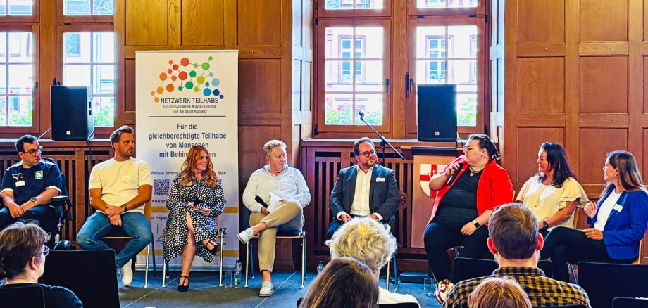 Die Teilnehmenden des Dialoggespräches, v.l.n.r.: Stefan Zeidan, Michael Wall, Yvonne Pilcher, Ulrike Mohrs, Pascal Badziong, Yvonné Martina Ritz, Katharina Kubitza, Carmen Dreyer. 