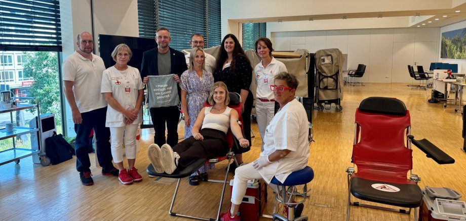 Landrat Marko Boos (3.v.l.) und Christina Auer (4.v.l.) vom betrieblichen Gesundheitsmanagement freuten sich besonders über das Engagement der Blutspendenden.