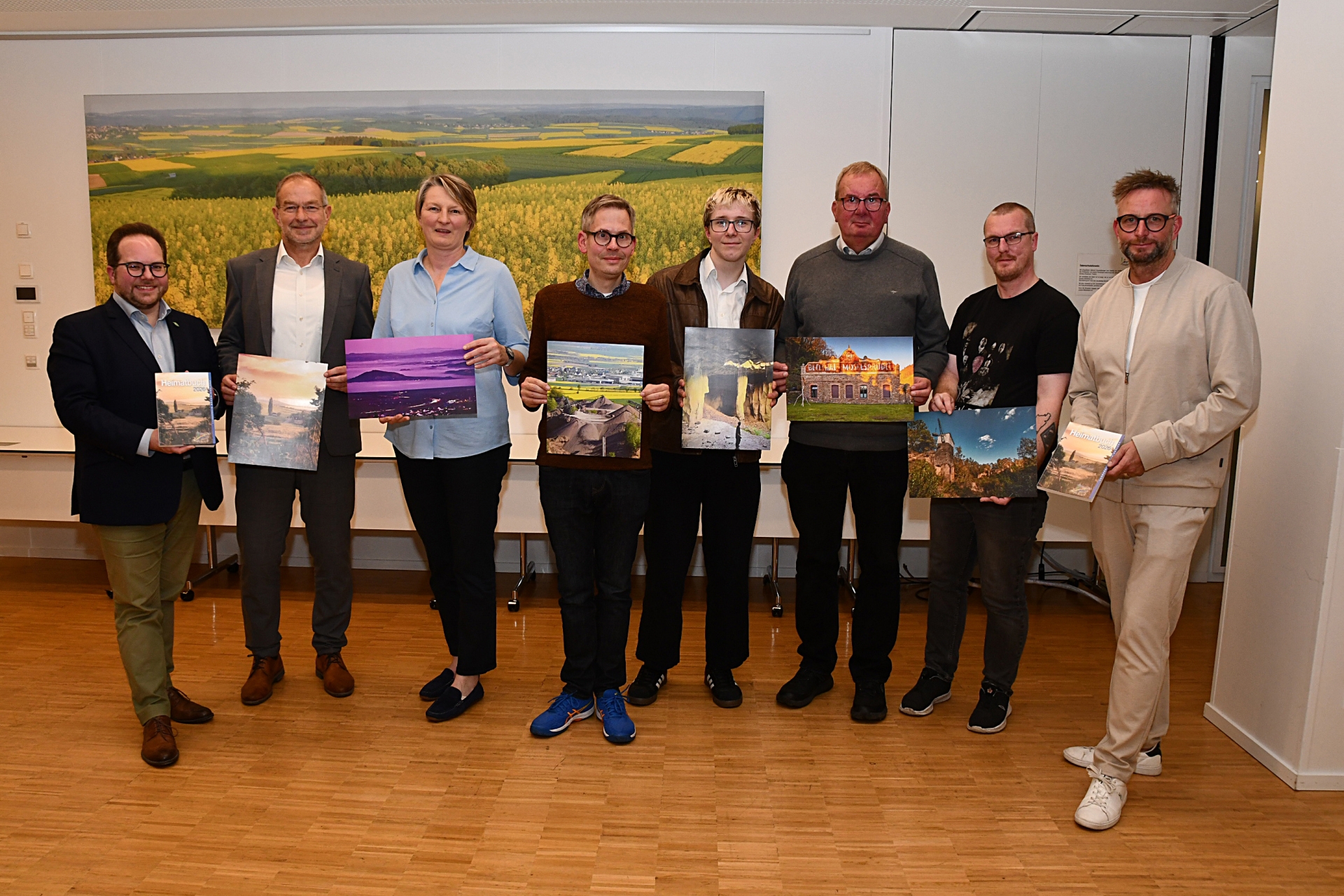 Die Gewinner des Fotowettbewerbs freuen sich gemeinsam mit Landrat Marko Boos (rechts), dem Ersten Kreisbeigeordneten Pascal Badziong (links) sowie Michael Kaltz, stellvertretendes Vorstandsmitglied der Kreissparkasse Mayen (2.v.l.), über ihre Preise. 