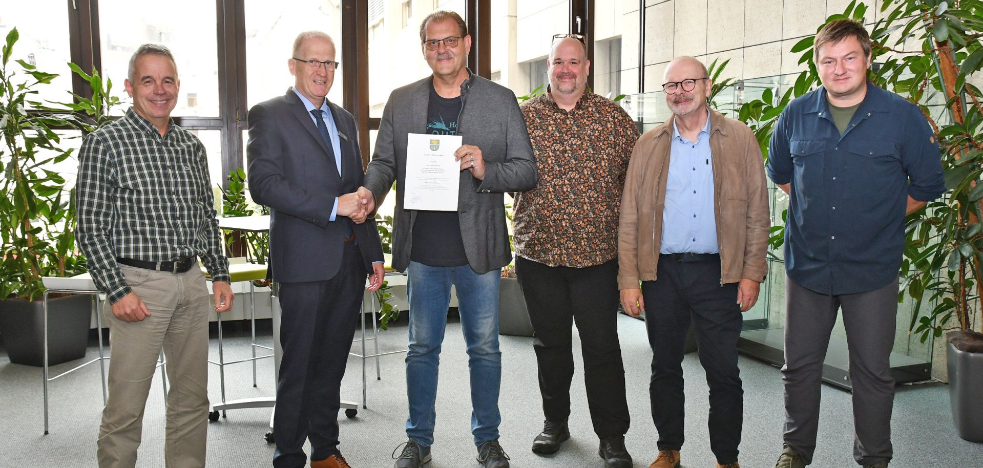 Rainer Nell (2.v.l.), Abteilungsleiter Ordnung und Verkehr im Kreishaus, überreichte die Ernennungsurkunde an den neuen Kreisfischereiberater Markus Mattern (3.v.l.). 