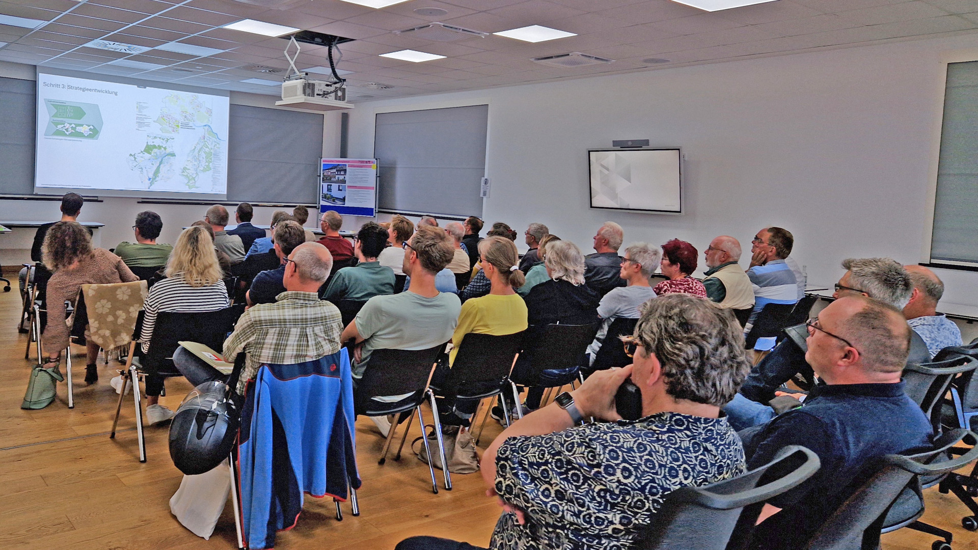 Mayen-Koblenzer diskutieren bei den Maßnahmen-Workshops in Mendig, Andernach und Polch engagiert über konkrete Ideen zur Klimaanpassung – von Verschattung öffentlicher Plätze bis zur Entsiegelung von Flächen. 