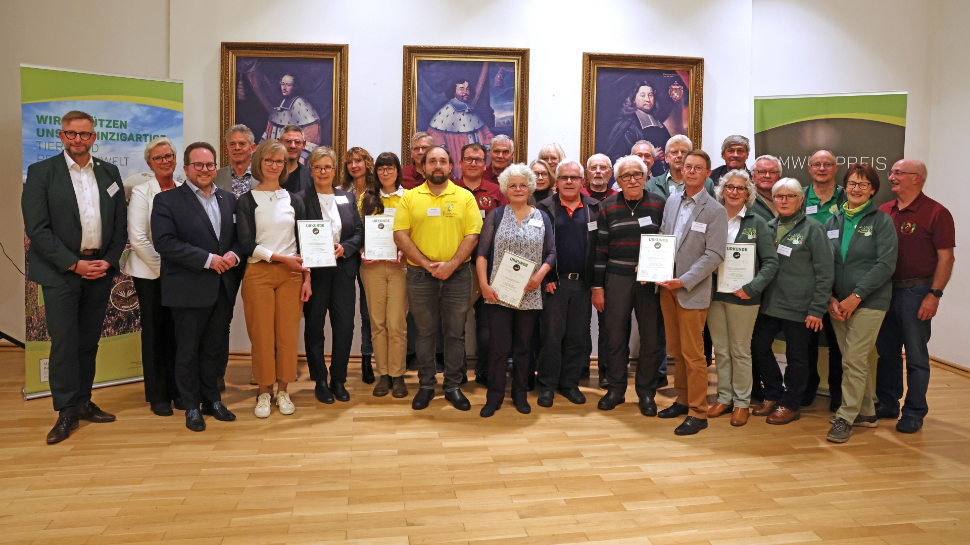 Landrat Marko Boos (ganz links) und der Erste Kreisbeigeordnete Pascal Badziong (3. von links) haben am 28. Oktober 2025 im Festsaal von Schloss von der Leyen in Kobern-Gondorf sechs Initiativen mit dem Umweltpreis der Stiftung für Natur und Umwelt des Landkreises Mayen-Koblenz ausgezeichnet.