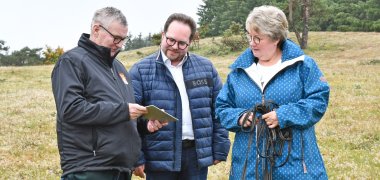 Merklich stolz war Dr. Saftig zudem auf die Inschrift der Plakette (links), die auf sein Wirken in MYK aufmerksam macht und demnächst unmittelbar vor der Eiche angebracht wird. Merklich stolz war Dr. Saftig zudem auf die Inschrift der Plakette (links), die auf sein Wirken in MYK aufmerksam macht und demnächst unmittelbar vor der Eiche angebracht wird.