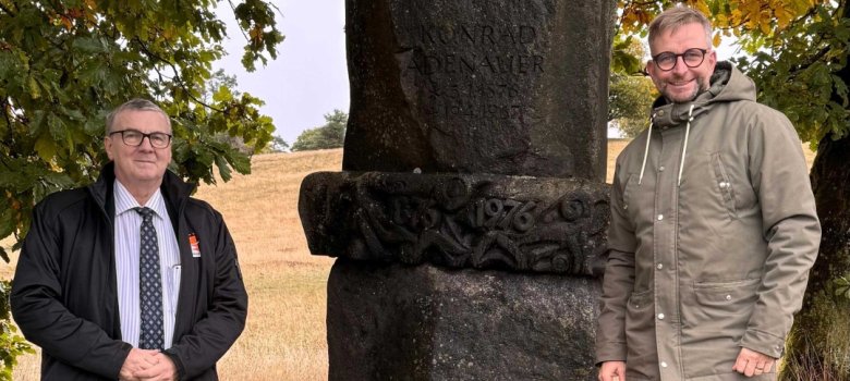 Im Rahmen der Pflanzaktion haben Landrat Marko Boos und Landrat a.D. Dr. Alexander Saftig Altkanzler Konrad Adenauer ihren Respekt gezollt, indem sie das Denkmal auf dem Traumpfad Bergheidenweg am Raßberg besuchten. Im Rahmen der Pflanzaktion haben Landrat Marko Boos und Landrat a.D. Dr. Alexander Saftig Altkanzler Konrad Adenauer ihren Respekt gezollt, indem sie das Denkmal auf dem Traumpfad Bergheidenweg am Raßberg besuchten.